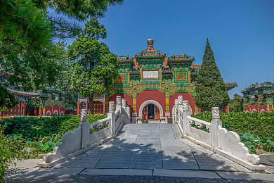 老师掀胸给学生喂奶：师德失范引热议，儿童保护待加强-1