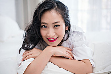 一小孩和妈妈摘萝卜还喊：田间欢乐：亲子摘萝卜，共享丰收喜悦-5